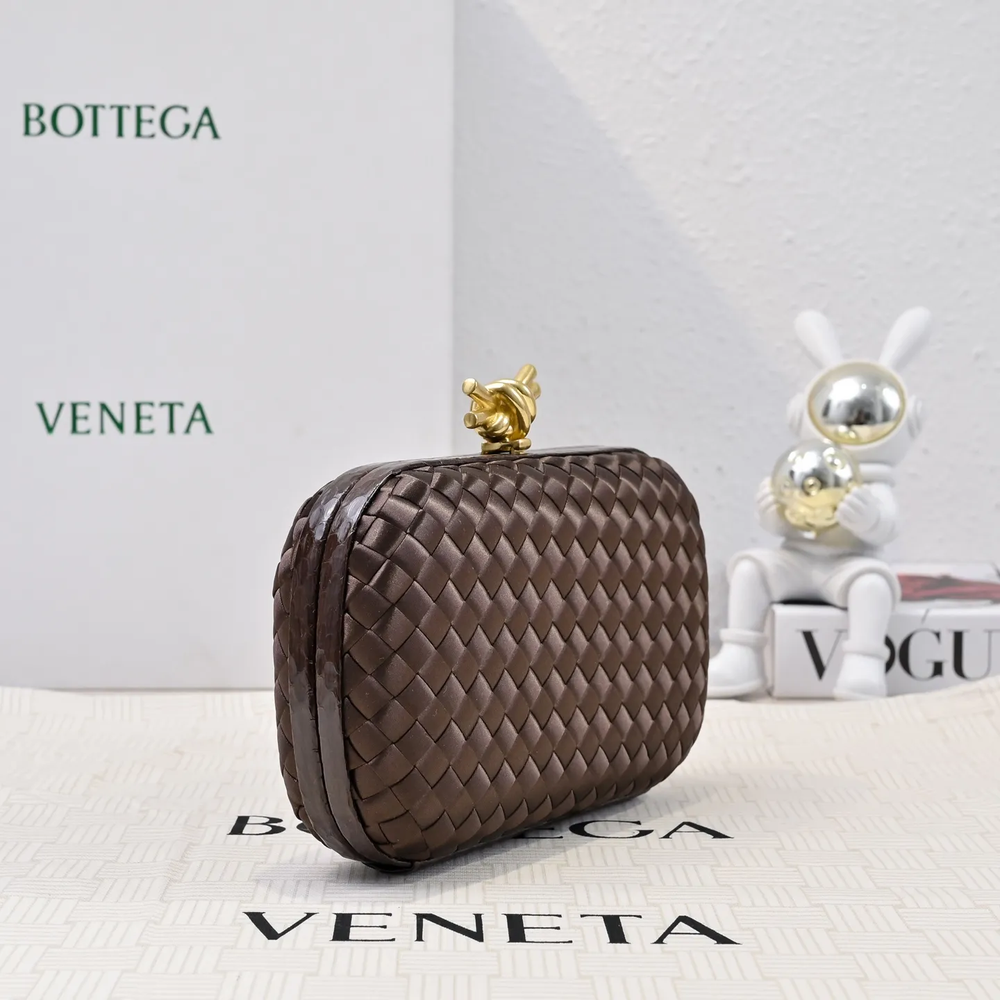 Batch 1460 #BV Knot woven evening bag series ~ Each bag reveals exquisite elegance💫Iconic classic silk weaving➕snake skin trimming with knot buckle, soft and delicate feel. The design is small and exquisite, low-key without logo, elegant and elegant. Paired with evening dress or cheongsam, it has the atmosphere of a famous and wealthy lady. Full of aura and invincible texture💃 Model: 7622 Dimensions: 20x12x5.5